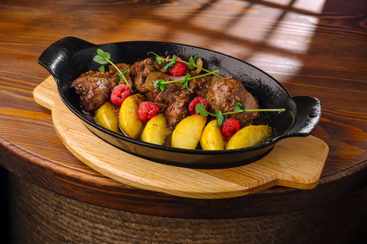 фото-Куриная печень с карамелизированными яблоками